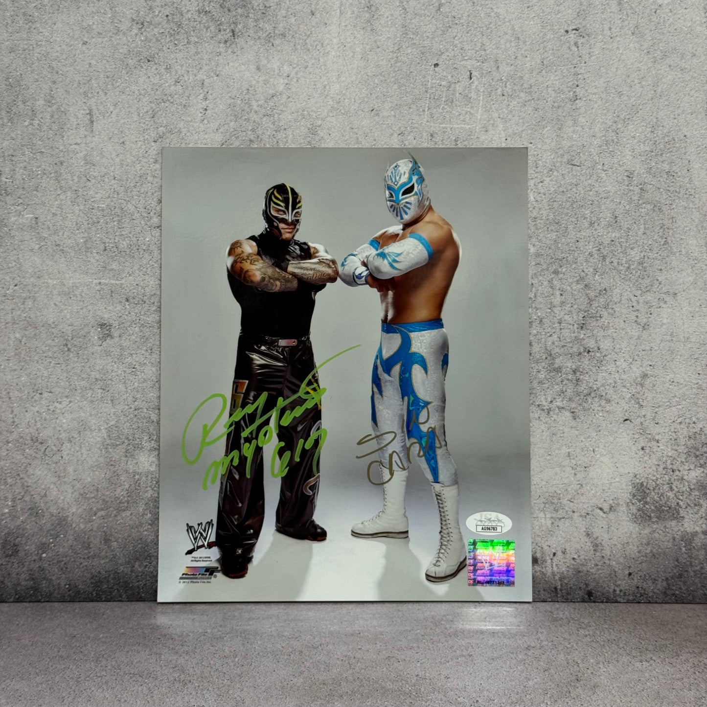 Foto WWE Rey Mysterio y Sin Cara firmado por Rey Mysterio y Sin Cara (JSA)