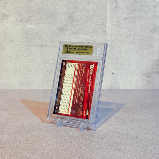 Tarjeta Topps Chrome 2017 Blue wave refractor #200 Mike Trout Beckett 9.5