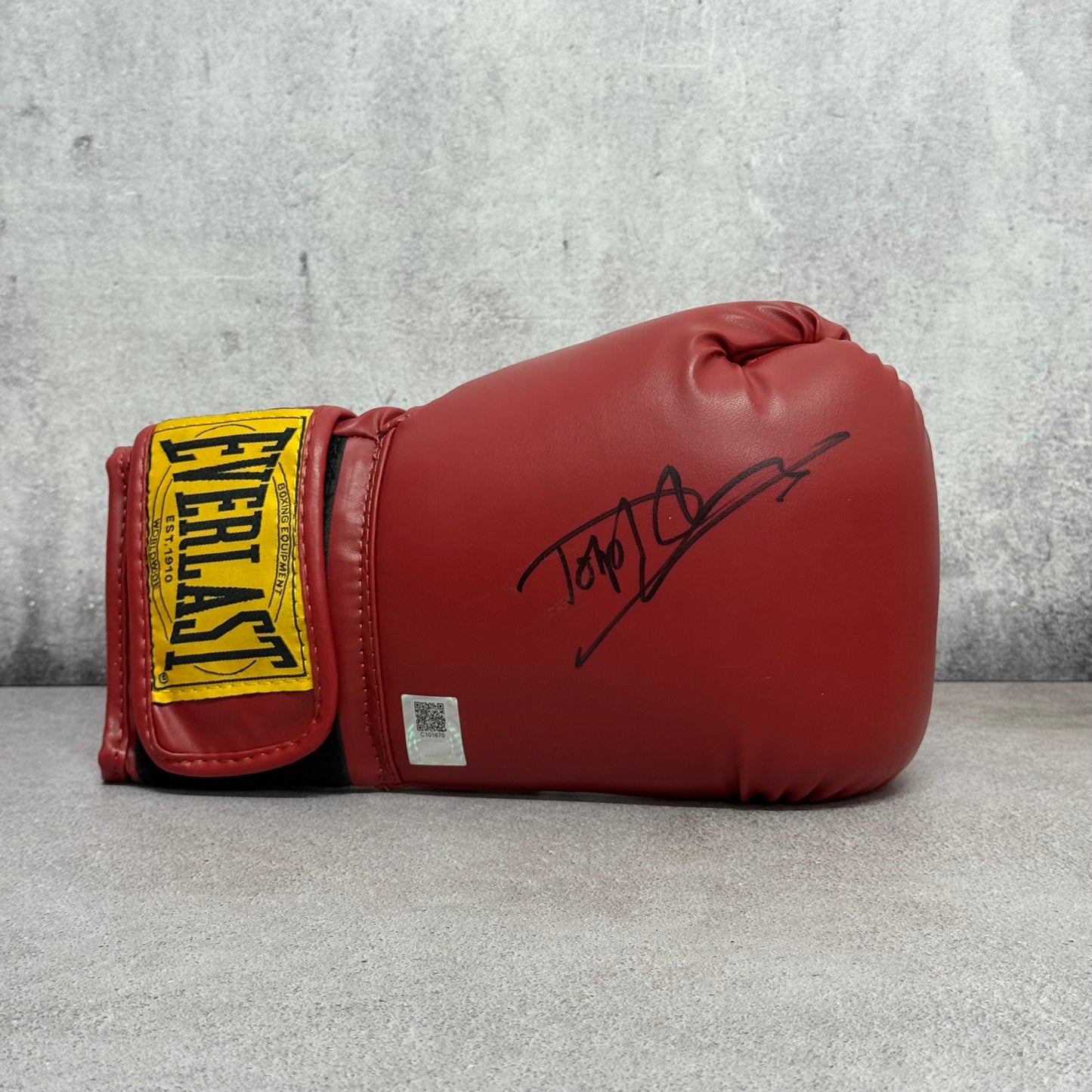 Guante de boxeo Ivan Drago firmado por Dolph Lundgren (SWAU y OPX)