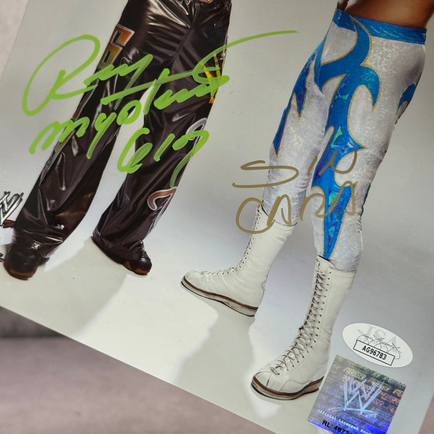 Foto WWE Rey Mysterio y Sin Cara firmado por Rey Mysterio y Sin Cara (JSA)