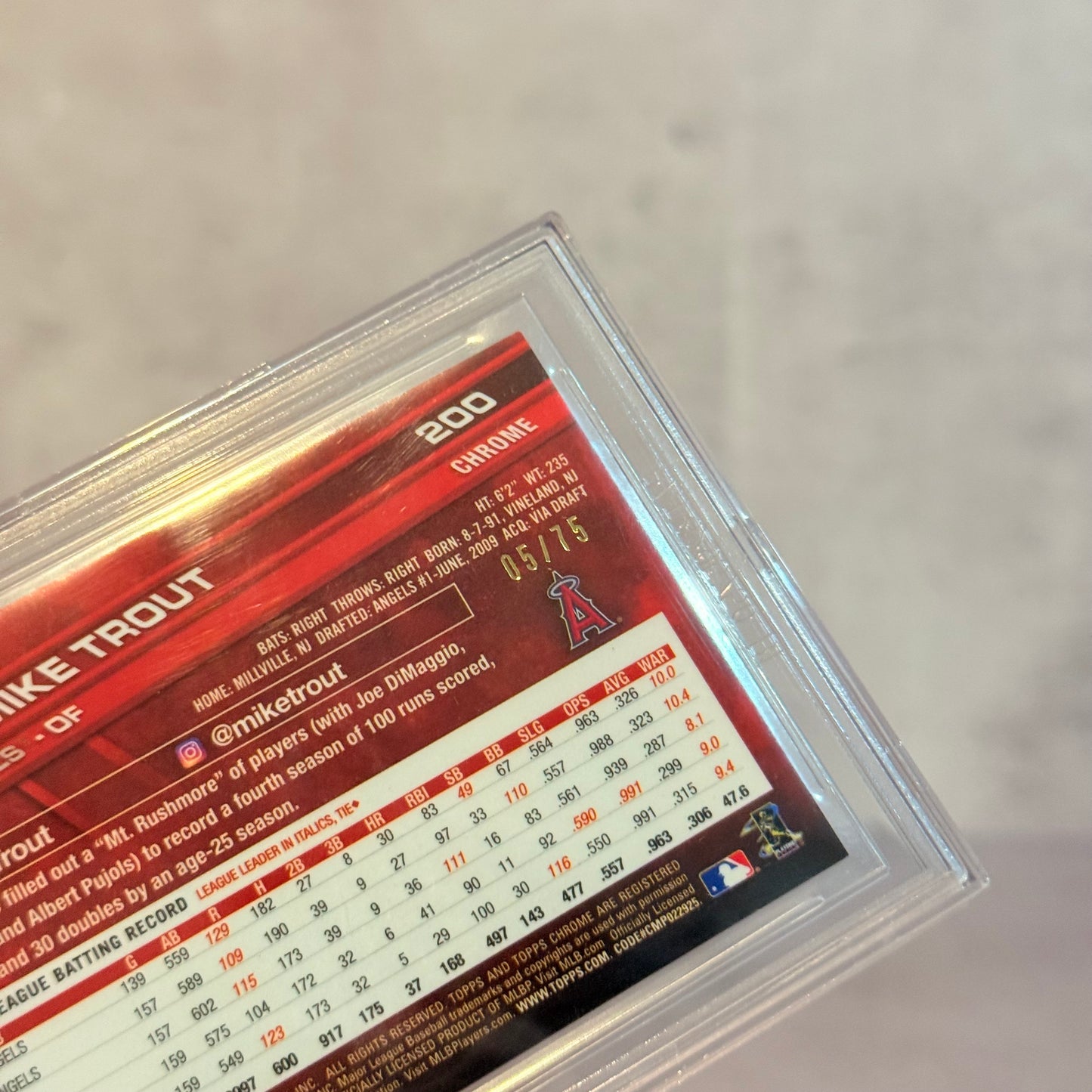 Tarjeta Topps Chrome 2017 Blue wave refractor #200 Mike Trout Beckett 9.5