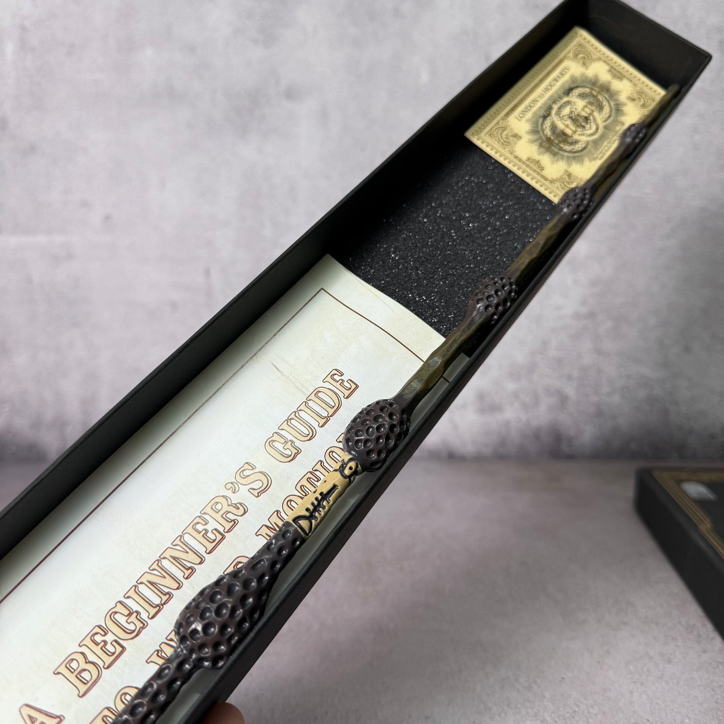 Varita mágica Dumbledore firmado por Jude Law (SWAU)