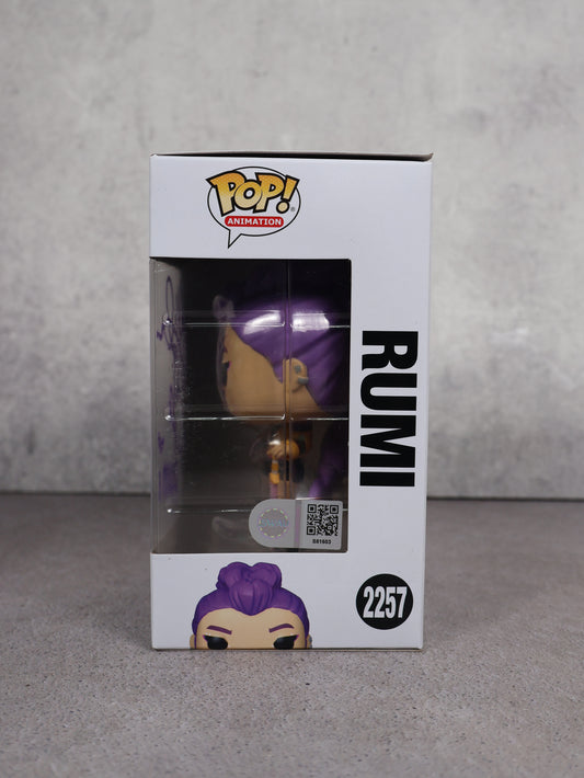 Funko Rumi firmado por Arden Cho | SWAU (Daño en firma)