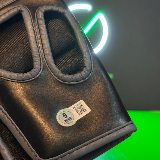 Guante UFC firmado por el campeón Dustin Poirier