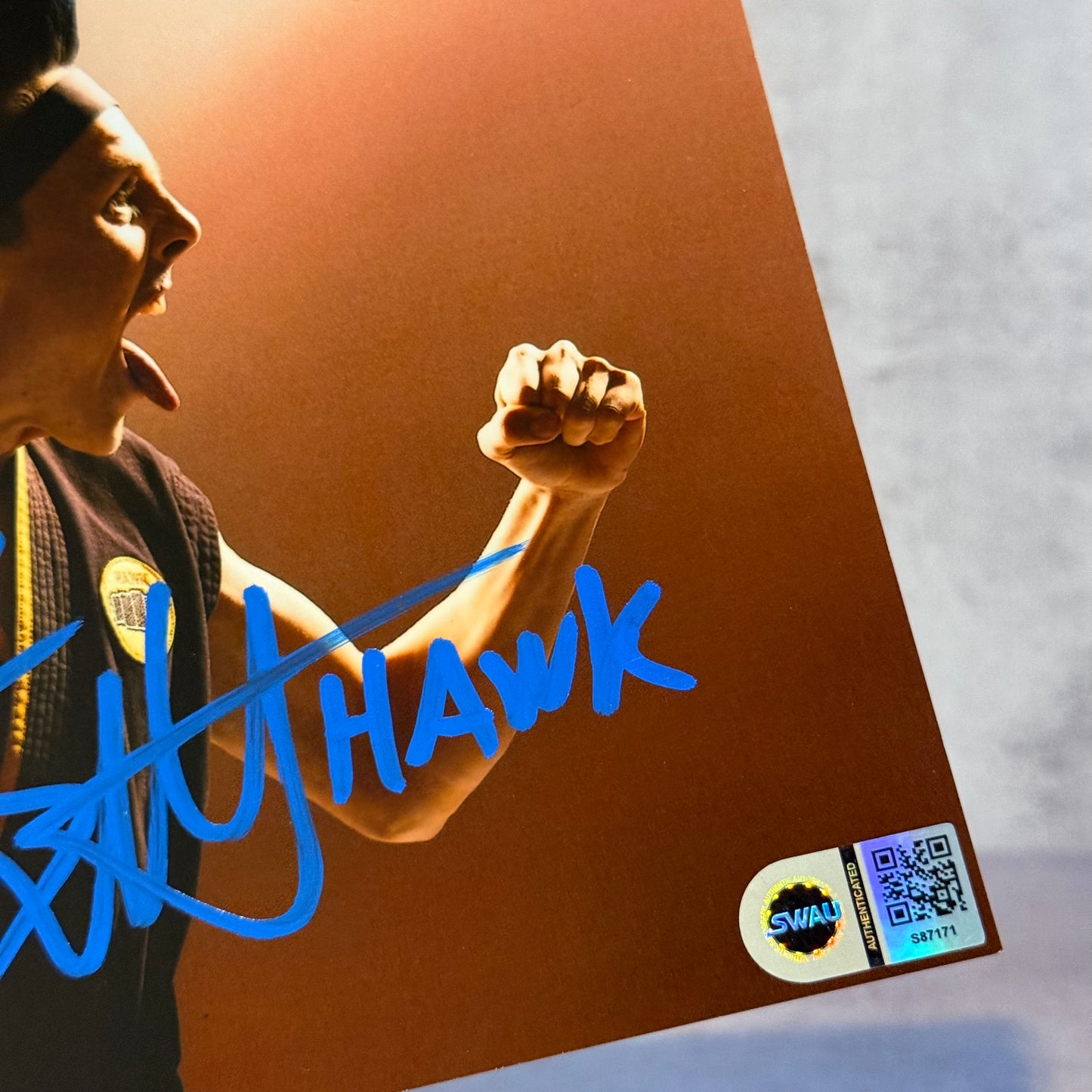 Fotografía Hawk Cobra Kai firmada por Jacob Bertrand