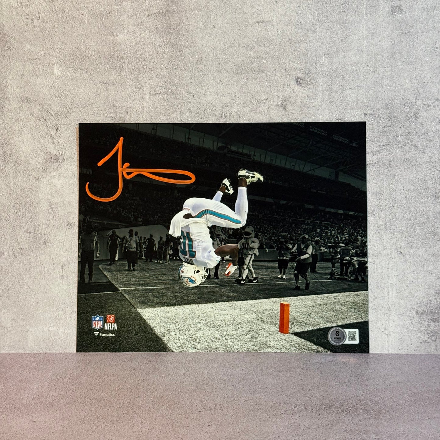 Fotografía firmada por Tyreek Hill de los Dolphins