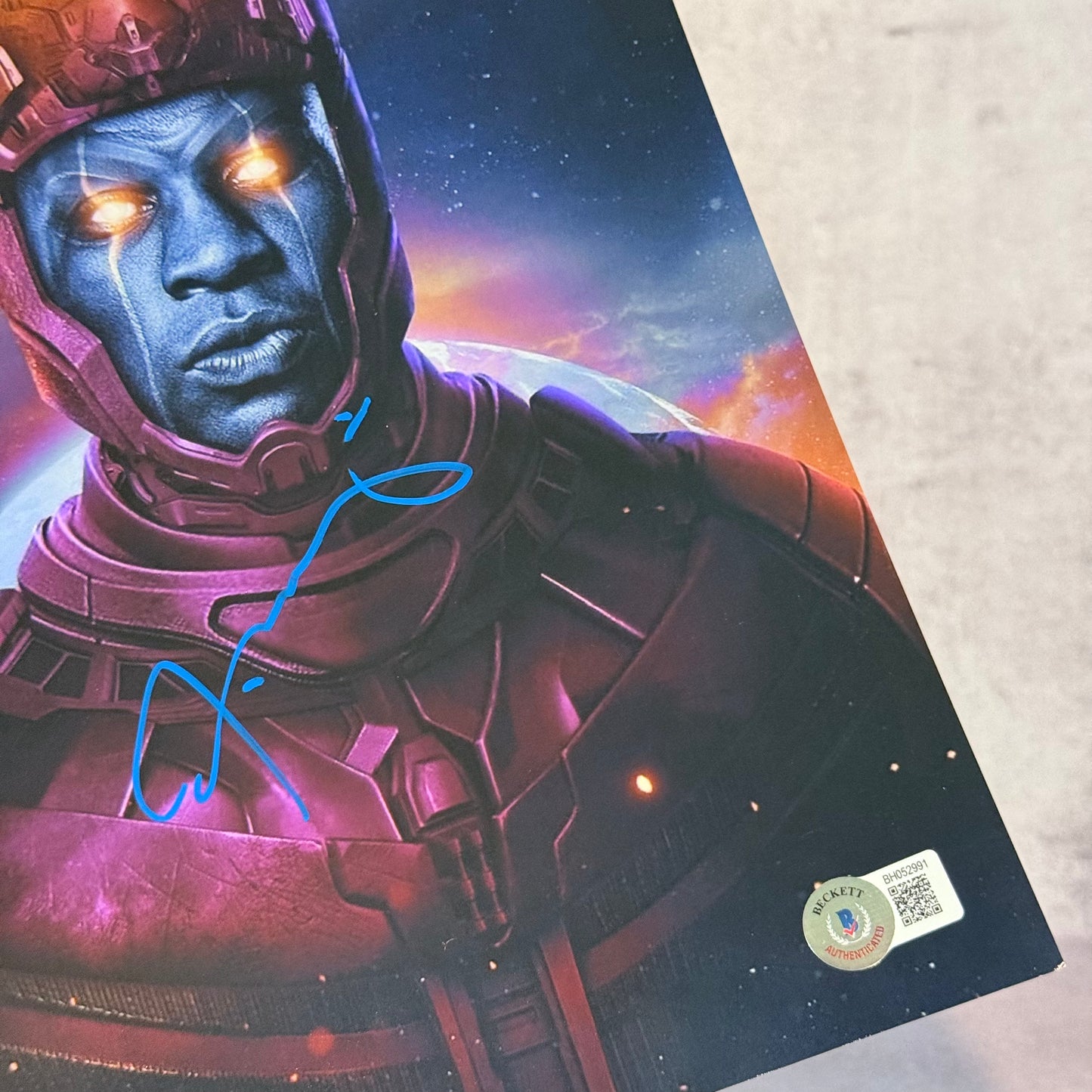 Fotografía Kang The Conquer firmada por Jonathan Majors