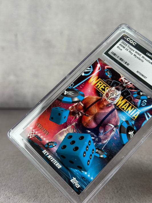 Tarjeta Topps WWE WrestleMania 41 Rey Mysterio Blue /499 CGC 9