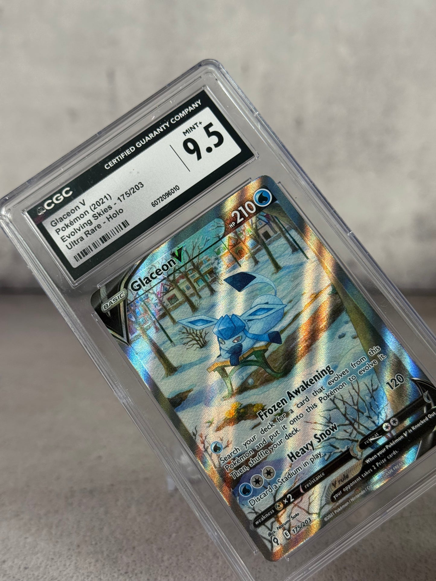 Tarjeta Pokémon Glaceon V 175/203 Evolving Skies Ultra Rare CGC 9.5