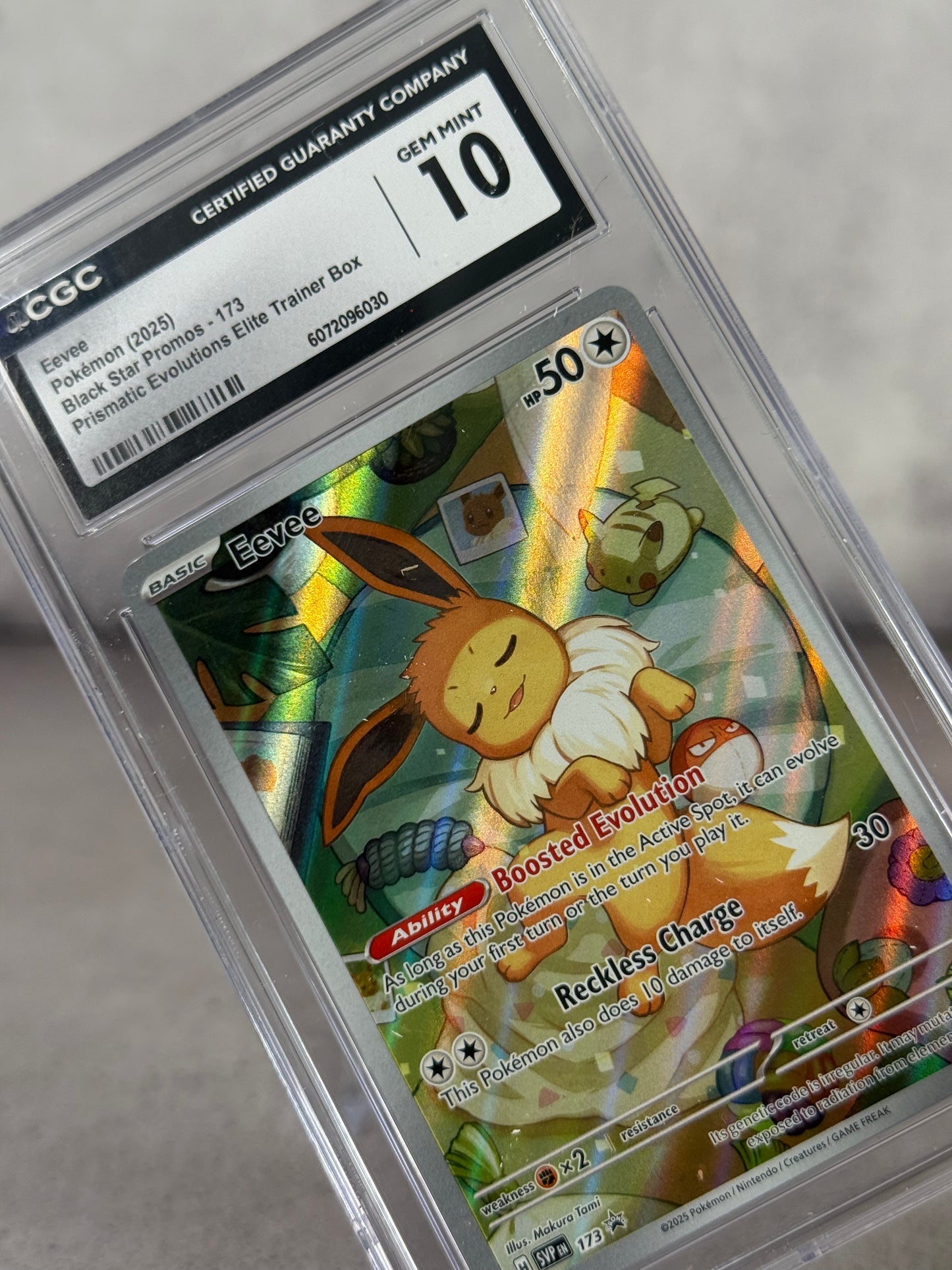 Tarjeta Pokémon Eevee Black Star Promo 173 Prismatic Evolutions ETB CGC 10