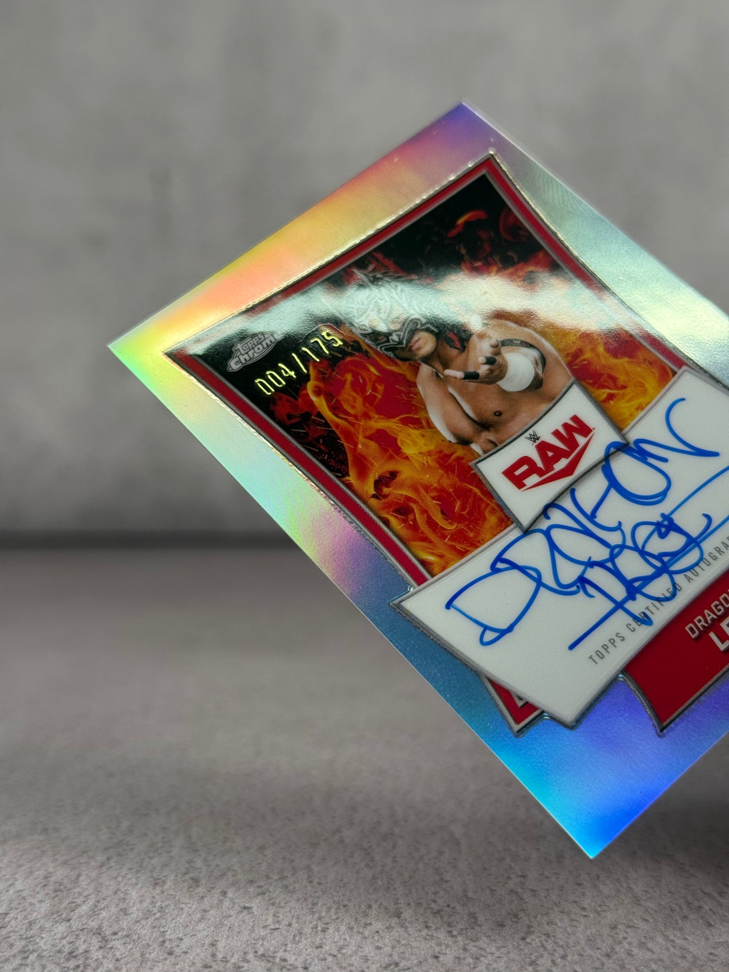 Tarjeta Topps Chrome Refractor firmada por Dragon Lee 004/175