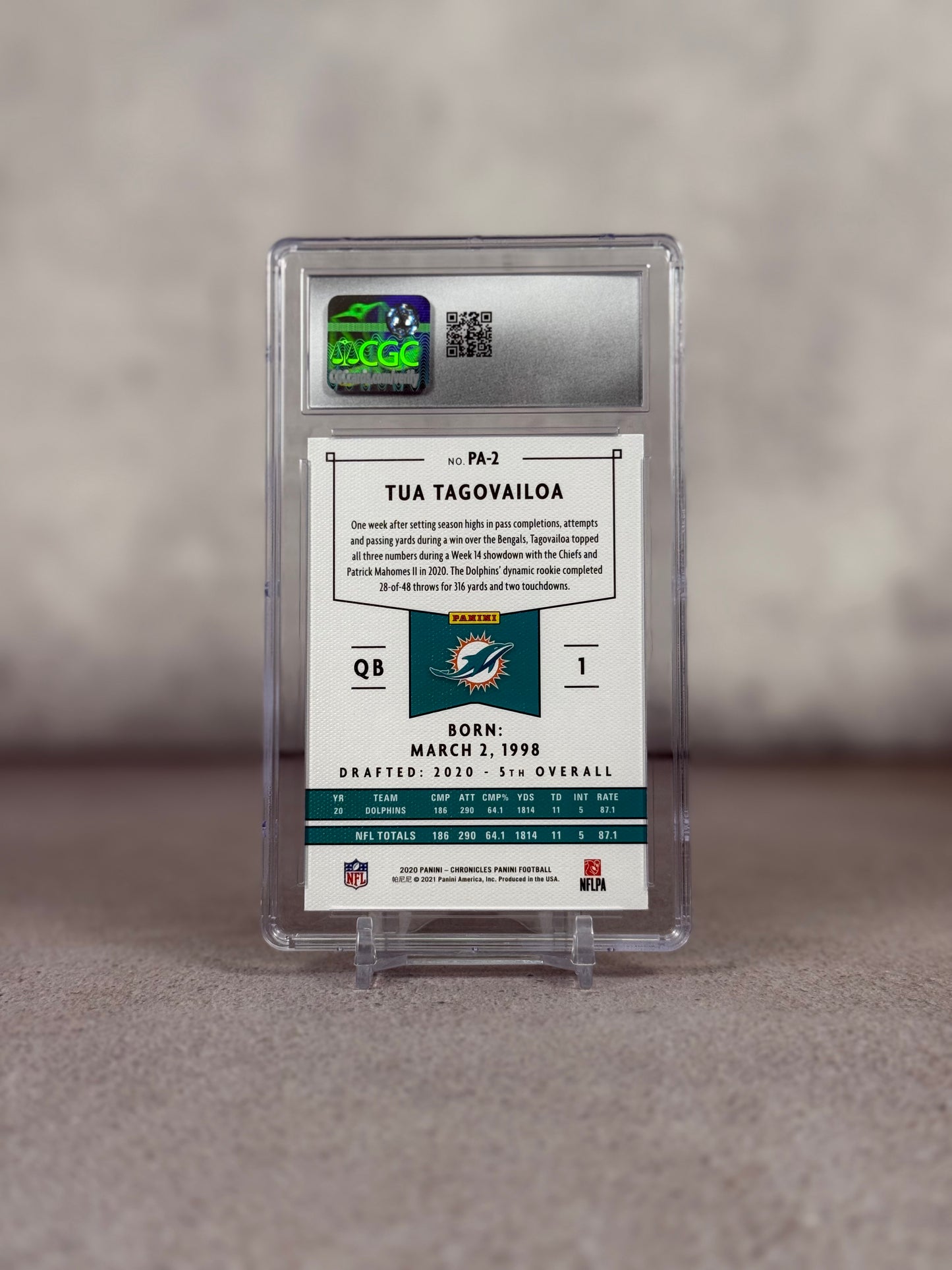 Tarjeta Panini Chronicles 2020 Tua Tagovailoa Rookie CGC 10