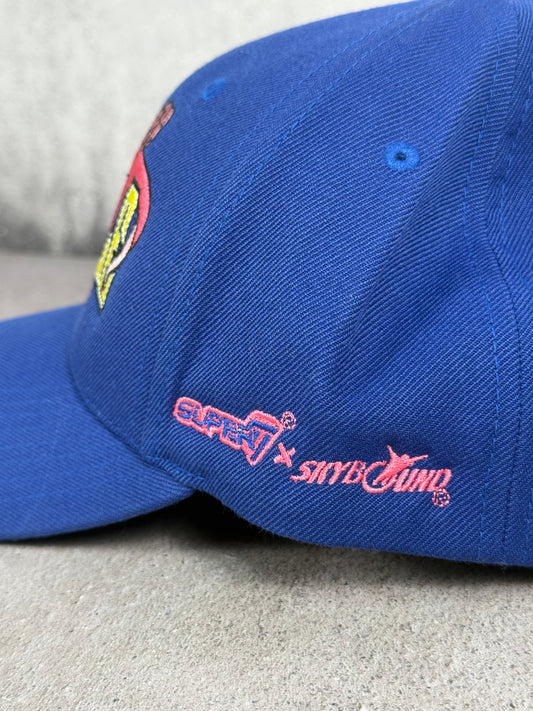 Gorra snapback (marca Yupoong) exclusiva limitada de Super7 para la SDCC 2026