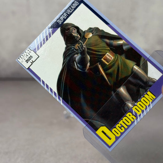 Tarjeta Alex Ross Dr Doom SDCC 2025