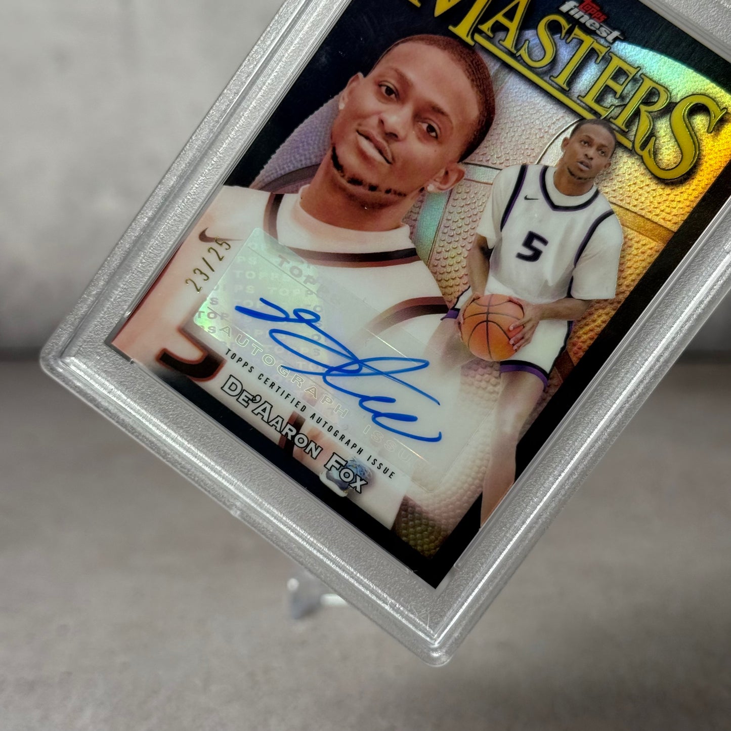 Tarjeta Topps firmada por De Aaron Fox PSA 9