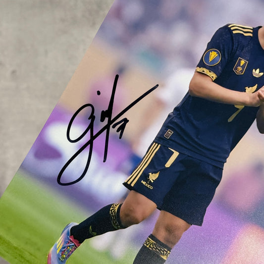 Foto firmada por Gilberto Mora JSA