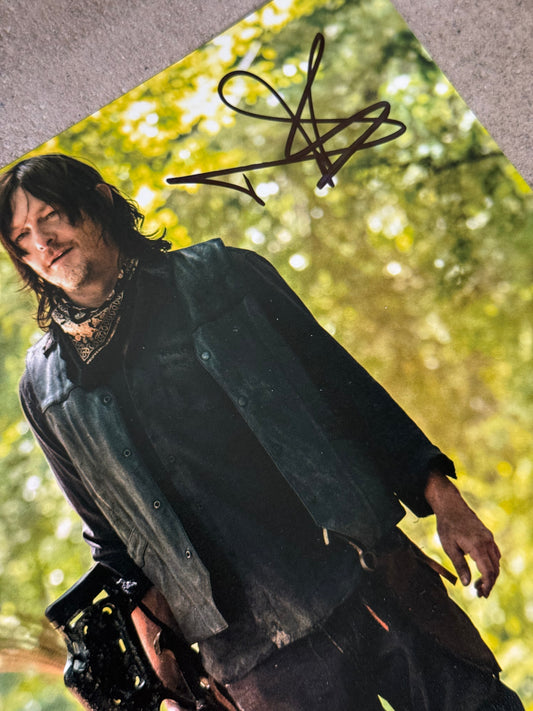 Foto Daryl Dixon firmada por Norman Reedus (JSA)