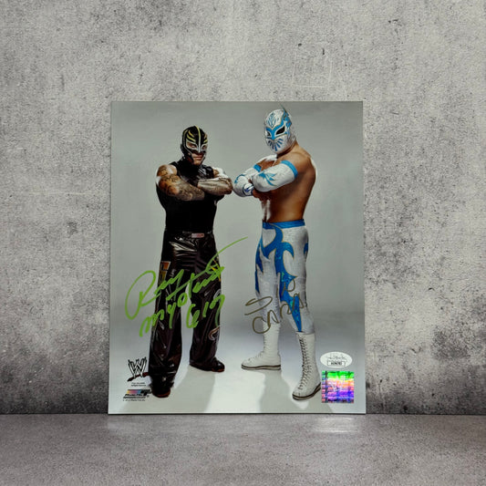 Foto WWE Rey Mysterio y Sin Cara firmado por Rey Mysterio y Sin Cara (JSA)