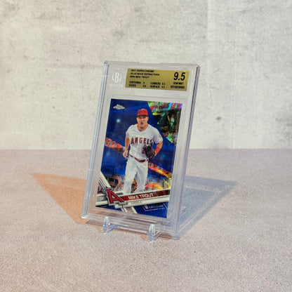 Tarjeta Topps Chrome 2017 Blue wave refractor #200 Mike Trout Beckett 9.5