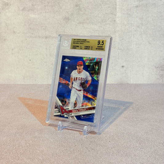 Tarjeta Topps Chrome 2017 Blue wave refractor #200 Mike Trout Beckett 9.5