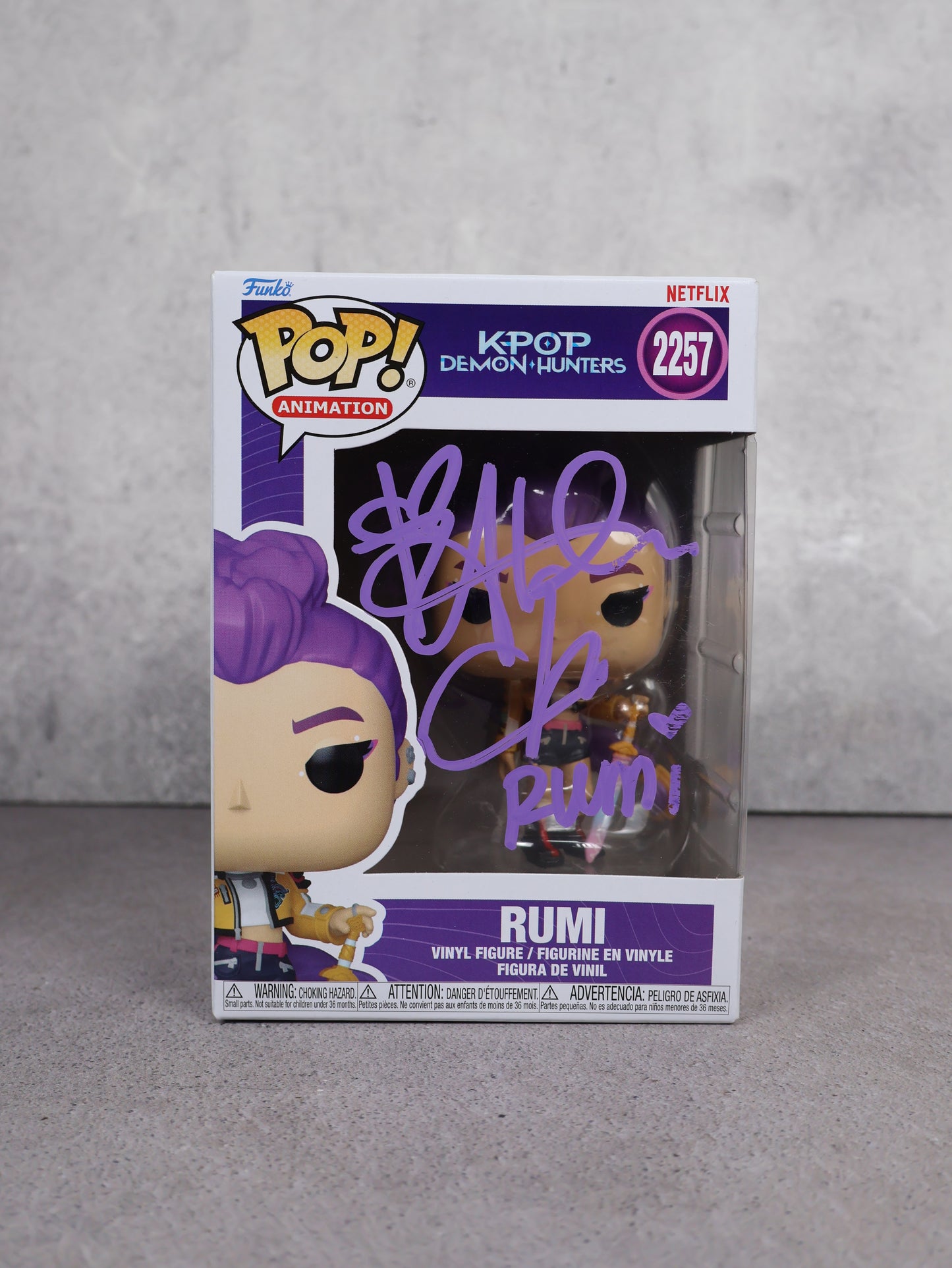 Funko Rumi firmado por Arden Cho | SWAU (Daño en firma)