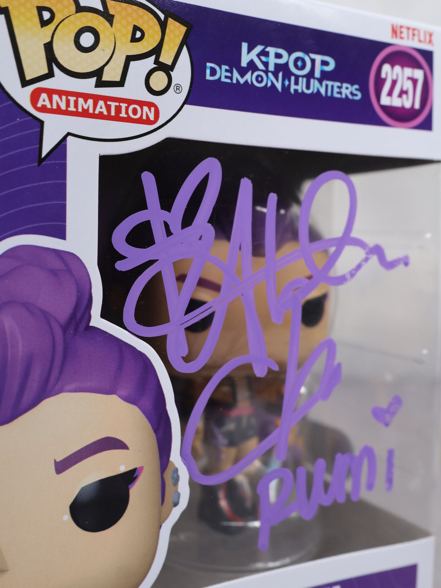 Funko Rumi firmado por Arden Cho | SWAU (Daño en firma)