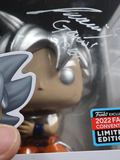 Funko Pop Goku Ultra Instinct Fall Convention exclusive 2022 firmado por Mario Castañeda
