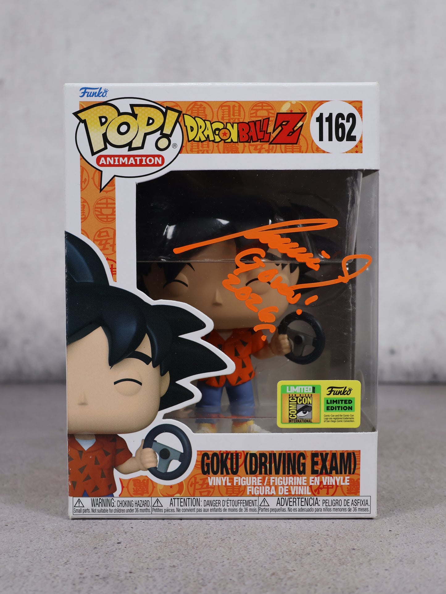 Funko Pop SDCC 2022 Goku driving exam firmado por Mario Castañeda