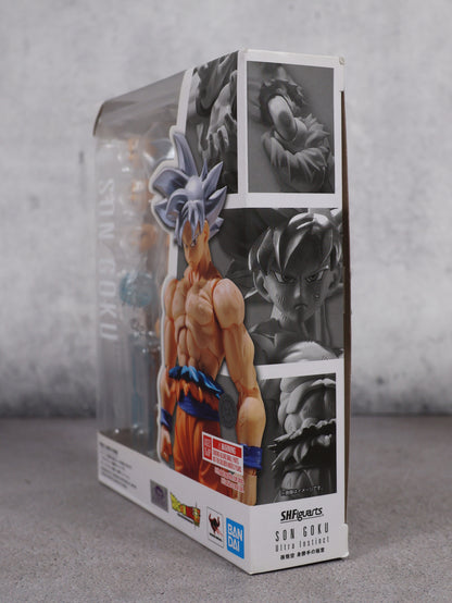 SH Figuarts Tamashi Nations Son Goku Ultra Instinct firmado por Mario Castañeda