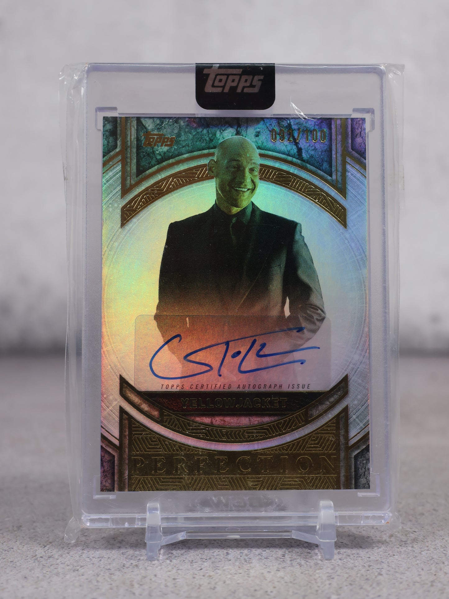 Topps Marvel The Collector 2025 Yellow Jacket firmada por Corey Stoll numerada 92/100