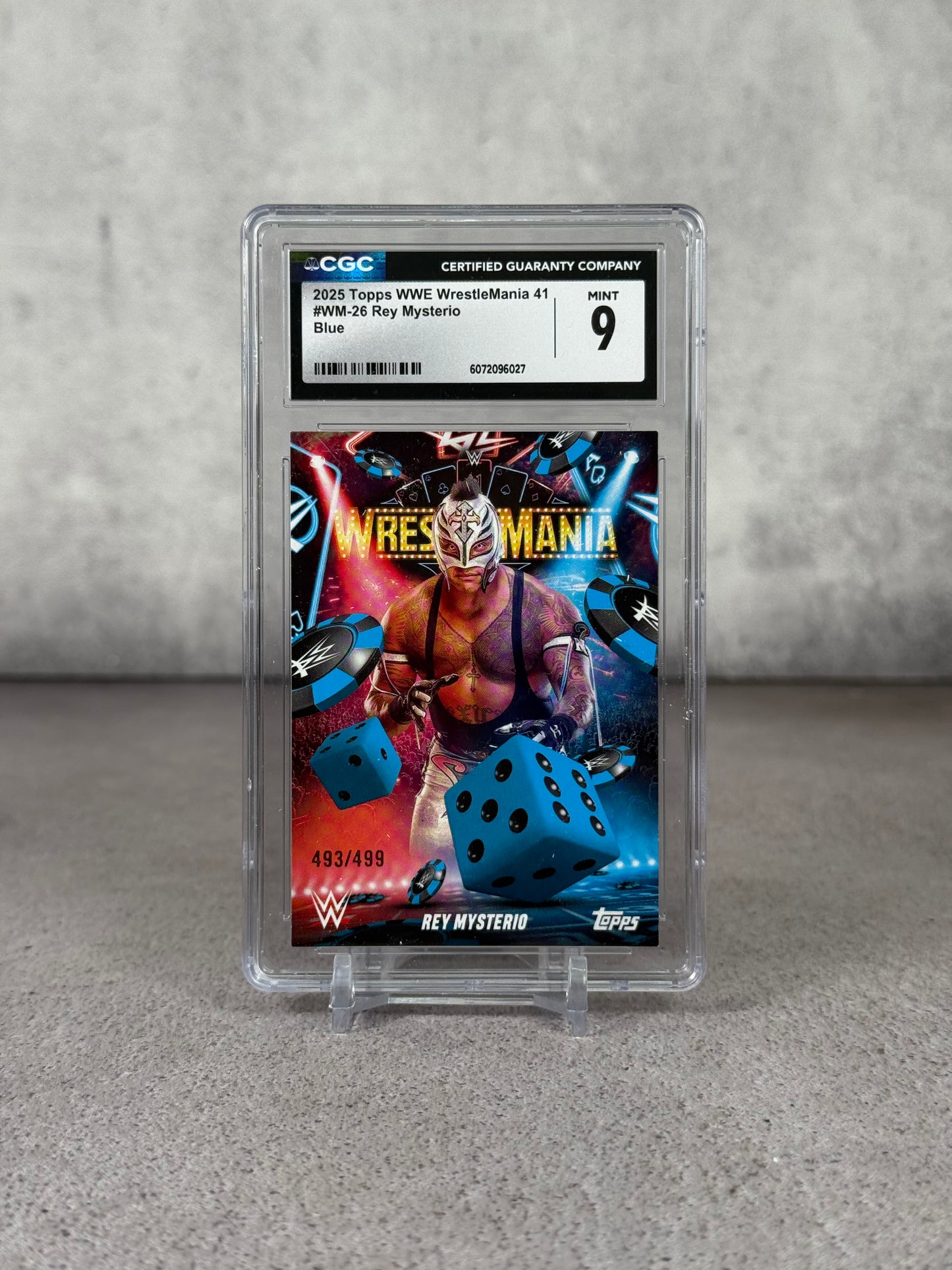 Tarjeta Topps WWE WrestleMania 41 Rey Mysterio Blue /499 CGC 9