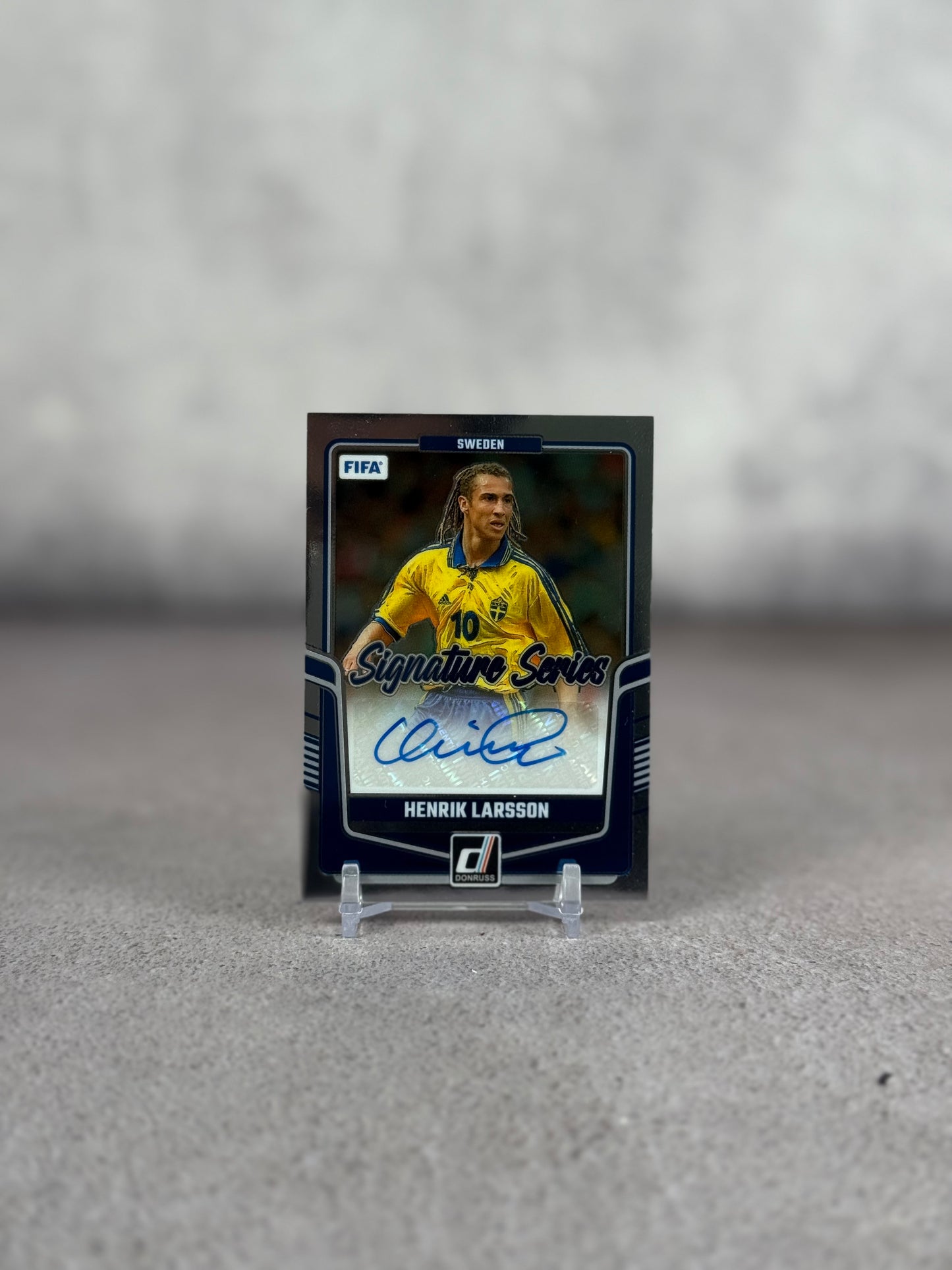 Tarjeta Henrik Larsson Firmada Panini Donruss 2024