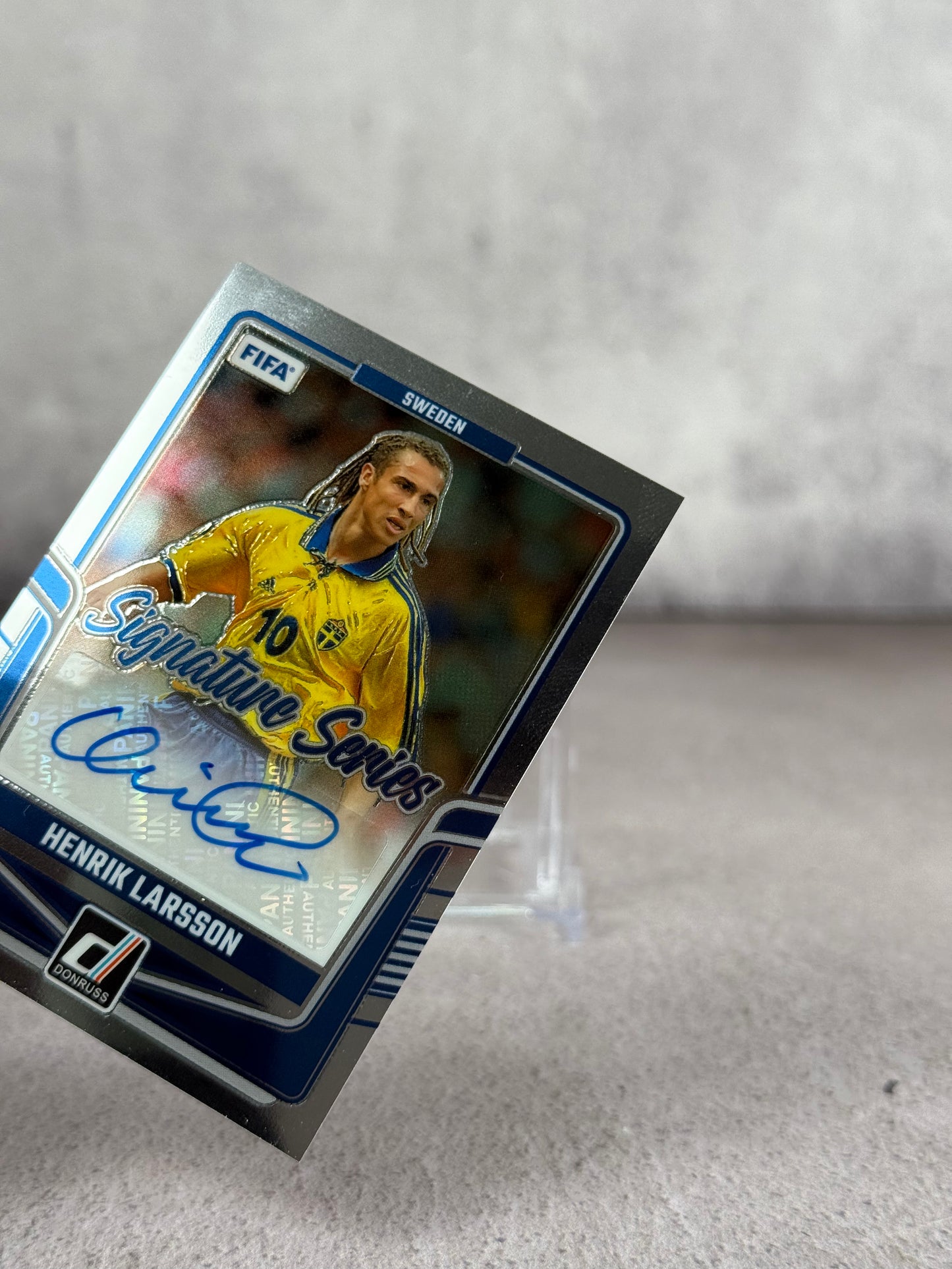 Tarjeta Henrik Larsson Firmada Panini Donruss 2024