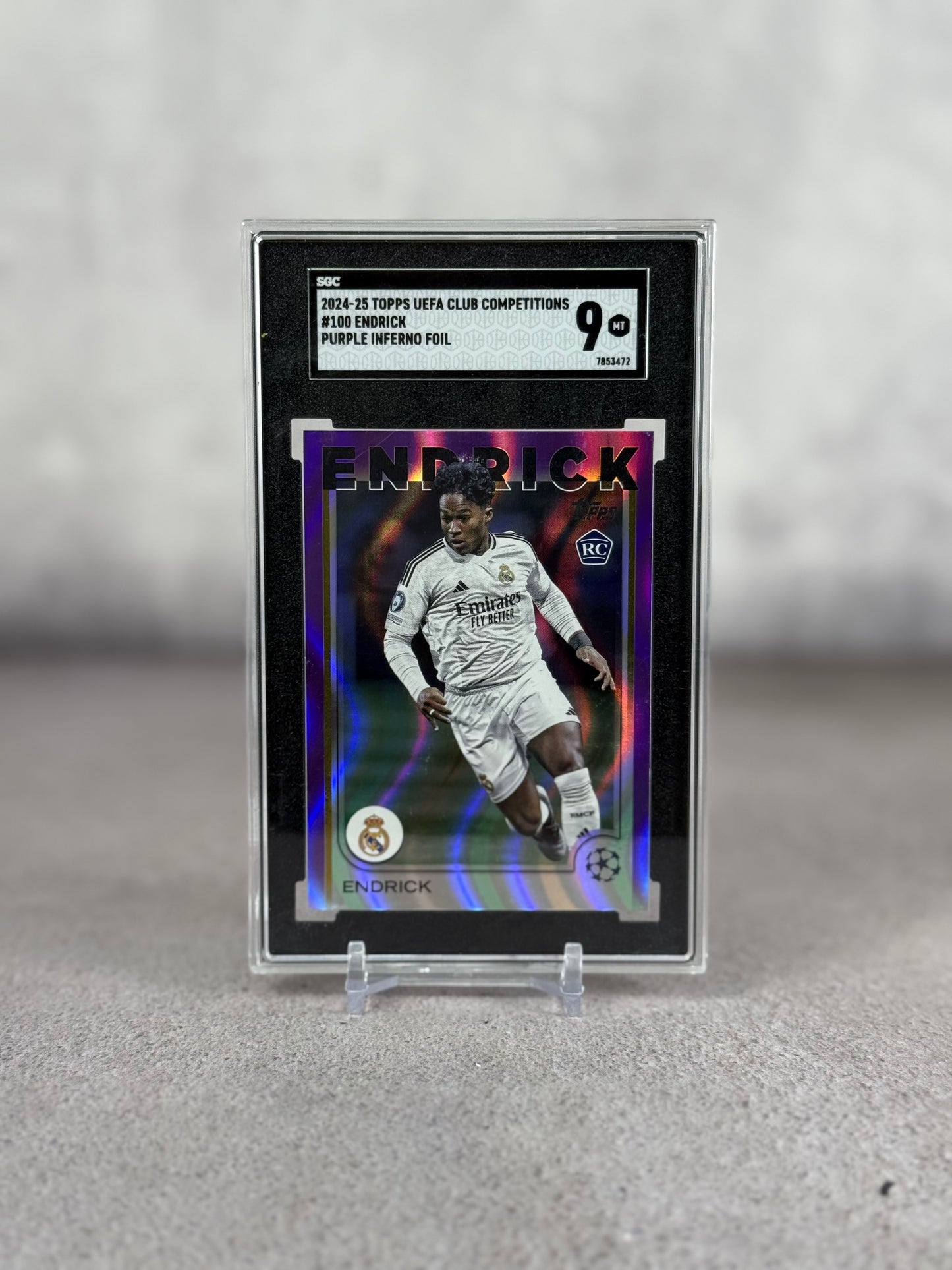 Tarjeta Endrick Rookie SGC 9 Topps Chrome Champions Purple Inferno Foil