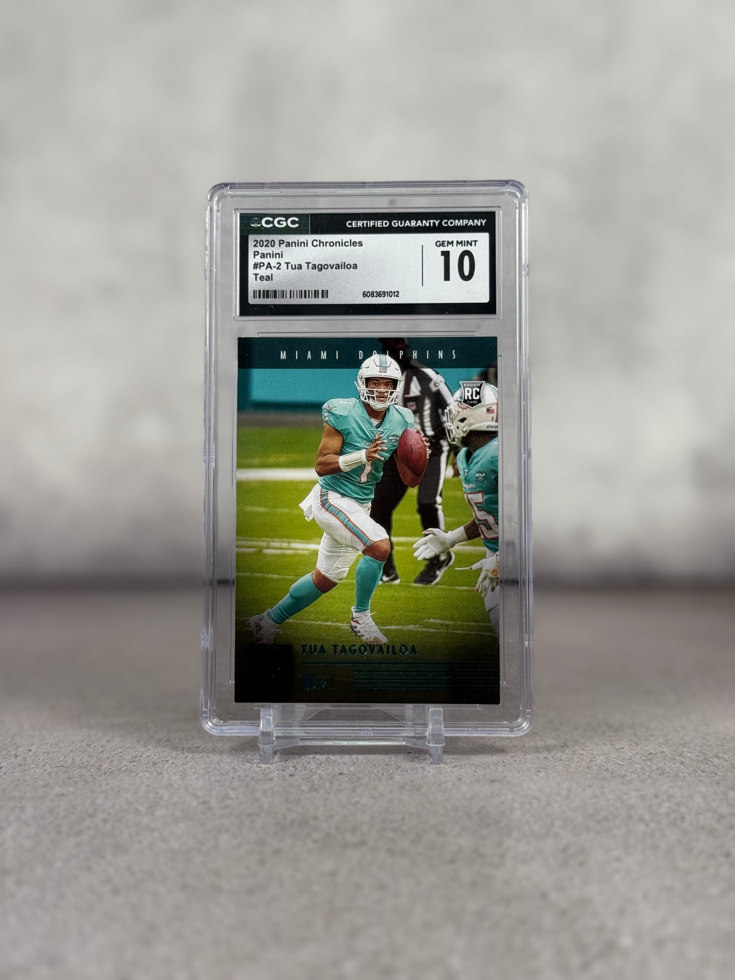 Tarjeta Panini Chronicles 2020 Tua Tagovailoa Rookie CGC 10