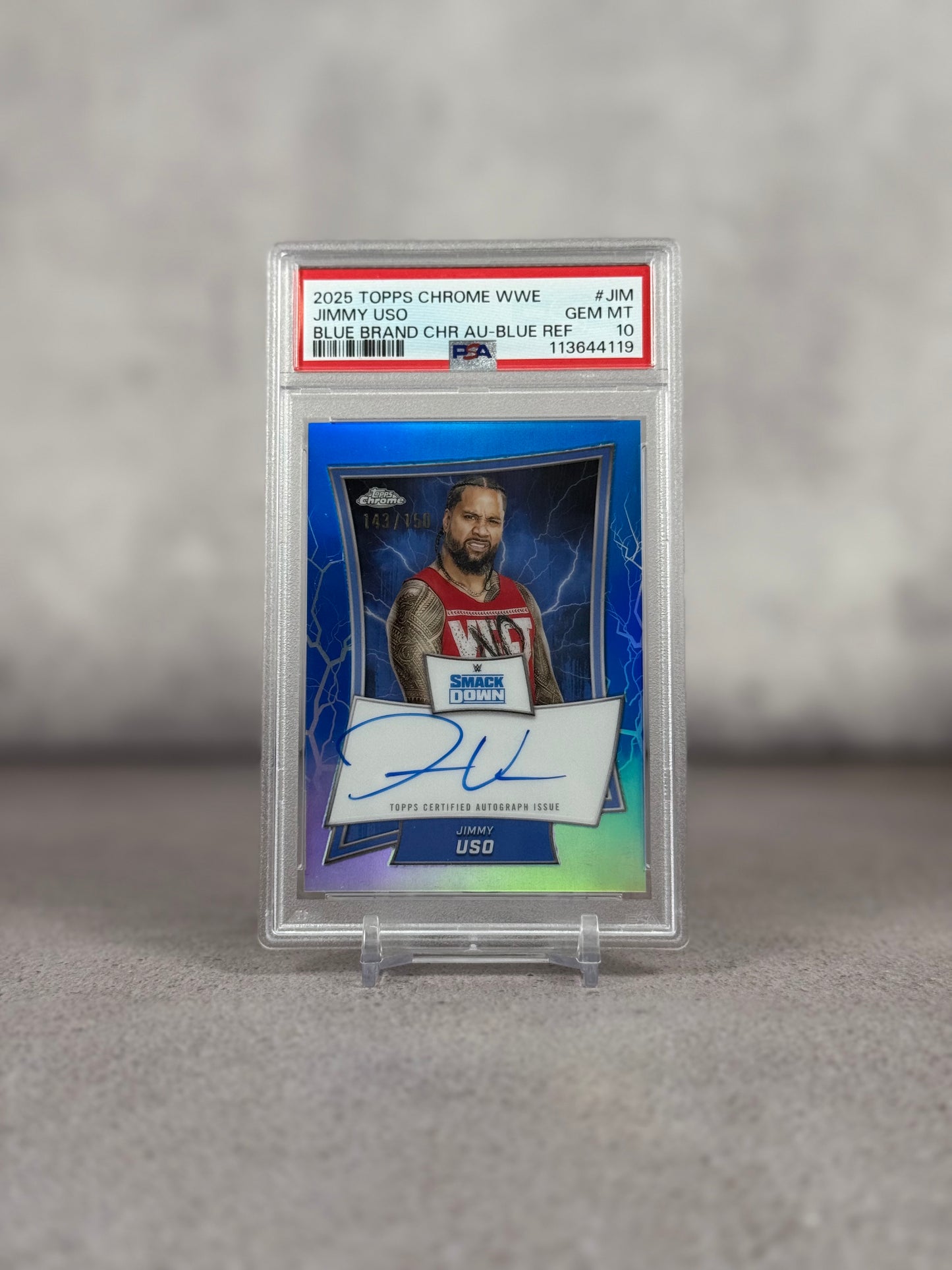 Tarjeta Topps Chrome WWE Blue Refractor Jimmy Uso 143/150 PSA 10