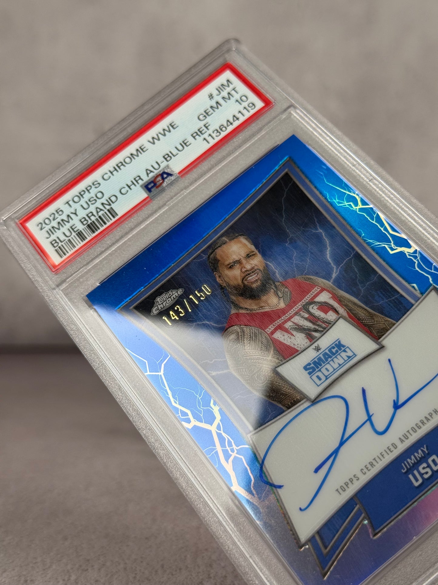 Tarjeta Topps Chrome WWE Blue Refractor Jimmy Uso 143/150 PSA 10