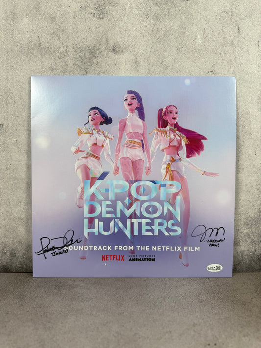 Vinil K-Pop Demon Hunters firmado por los Saja Boys Neckwav (Abby) / Andrew Choi (Jinu) certificado JSA