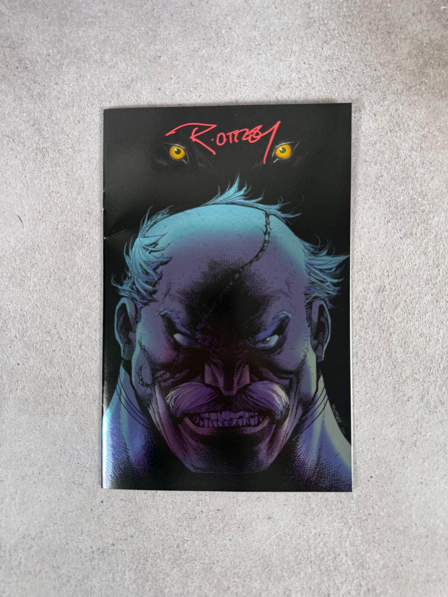 Comic Battle Beast #9 Invincible Universe Foil SDCC 2026 Exclusive firmado por Ryan Ottley
