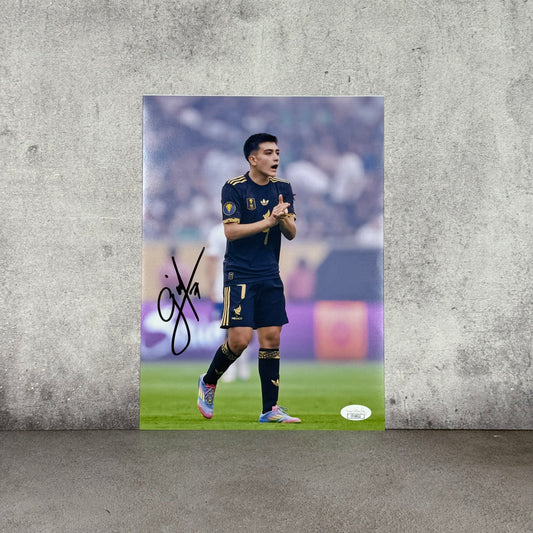 Foto firmada por Gilberto Mora JSA