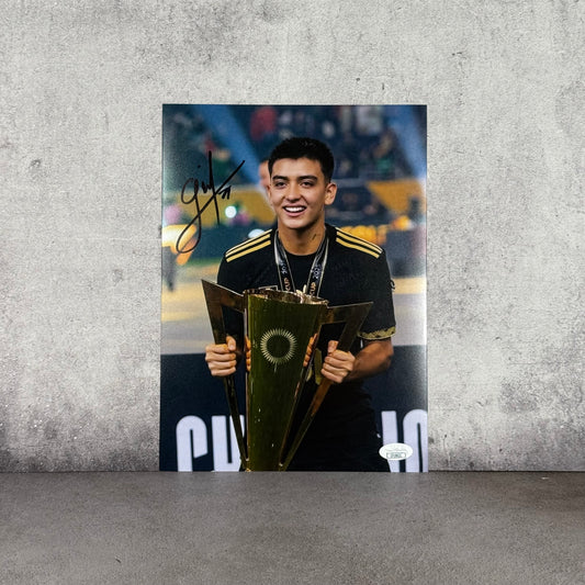 Foto firmada por Gilberto Mora JSA