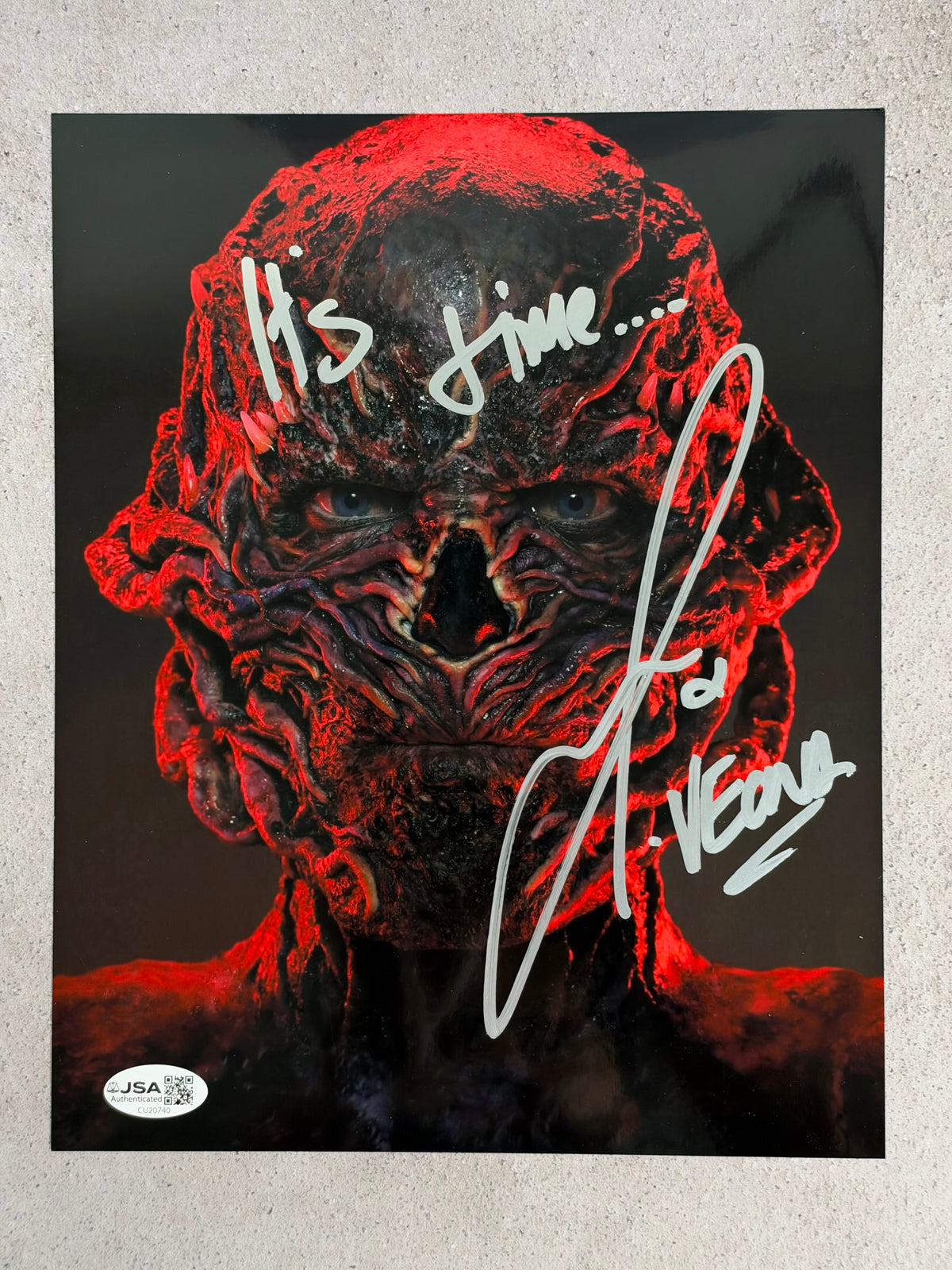 Foto Stranger Things firmada por Jamie Campbell Bower (Vecna) – JSA