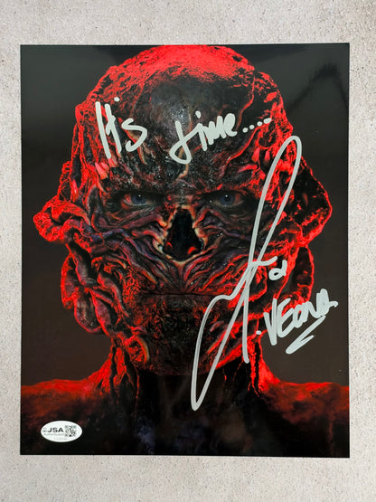Foto Stranger Things firmada por Jamie Campbell Bower (Vecna) – JSA
