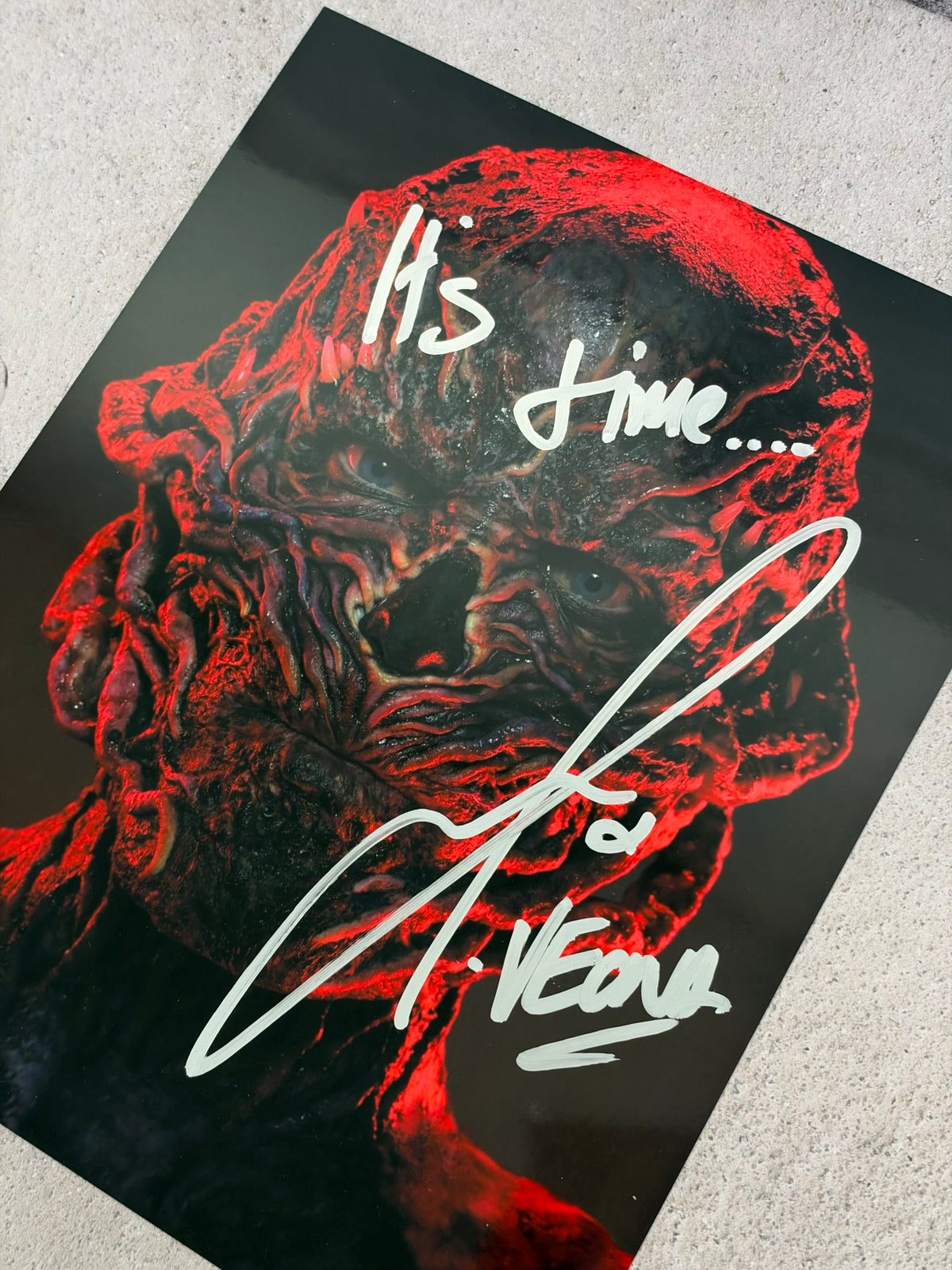 Foto Stranger Things firmada por Jamie Campbell Bower (Vecna) – JSA