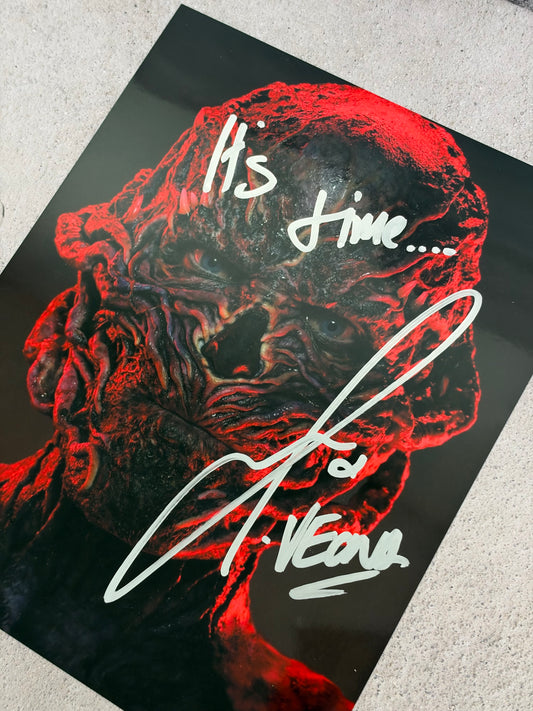 Foto Stranger Things firmada por Jamie Campbell Bower (Vecna) – JSA