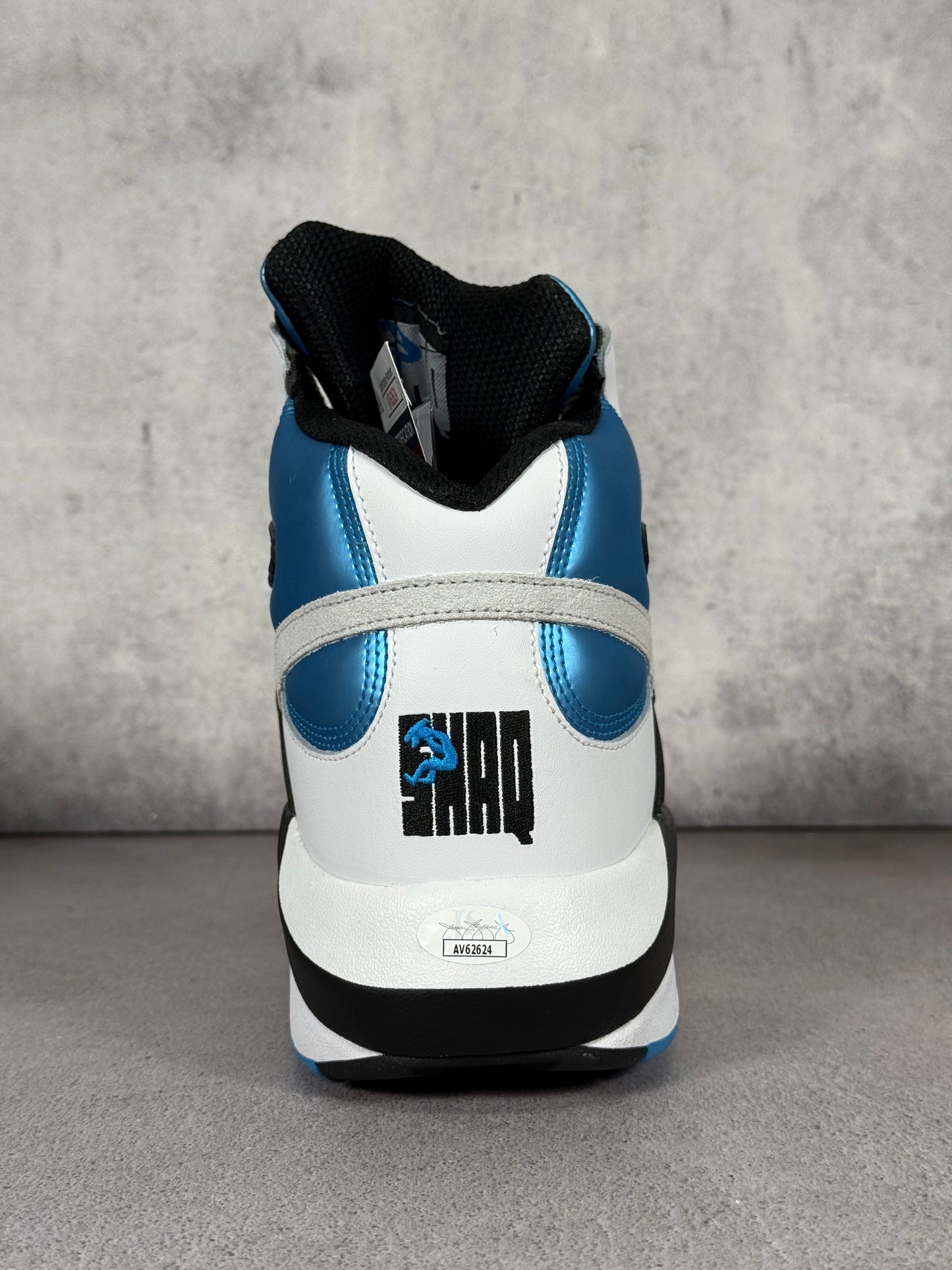 Zapato Shaqattack Reebook talla 13US firmado por Shaq