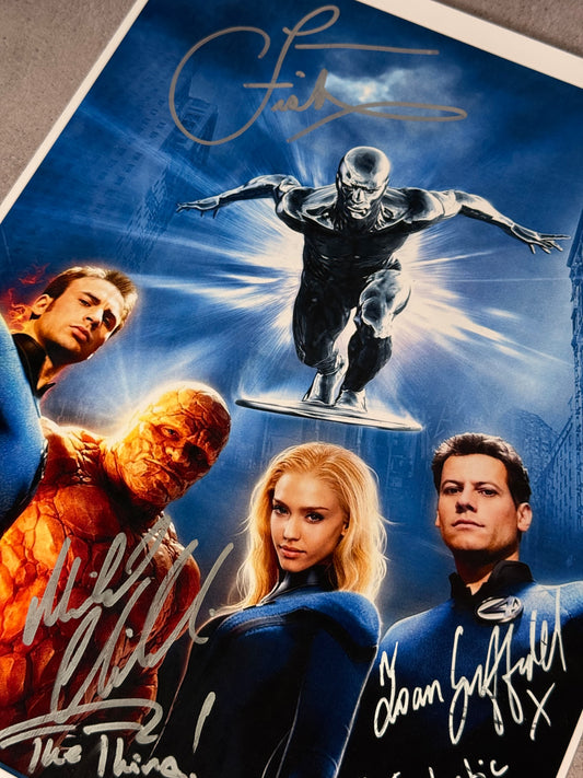 Poster 4 Fantasticos firmado por Laurence Fishburnme (Silver Surfer), Ioan Gruffudd (Mr Fantastic) y Michael Chiklis (The Thing) (JSA)