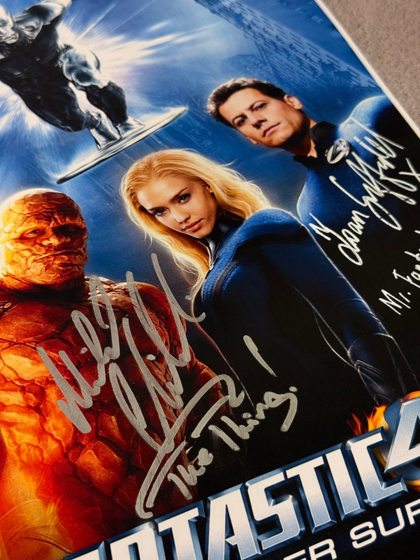 Poster 4 Fantasticos firmado por Laurence Fishburnme (Silver Surfer), Ioan Gruffudd (Mr Fantastic) y Michael Chiklis (The Thing) (JSA)