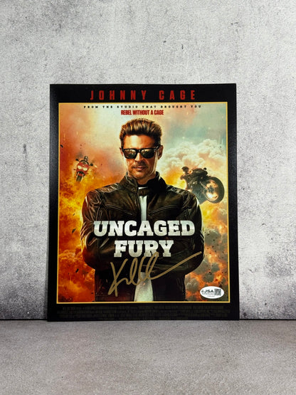 Foto Mortal Kombats / Jhonny Cage firmada por Karl Urban (JSA)