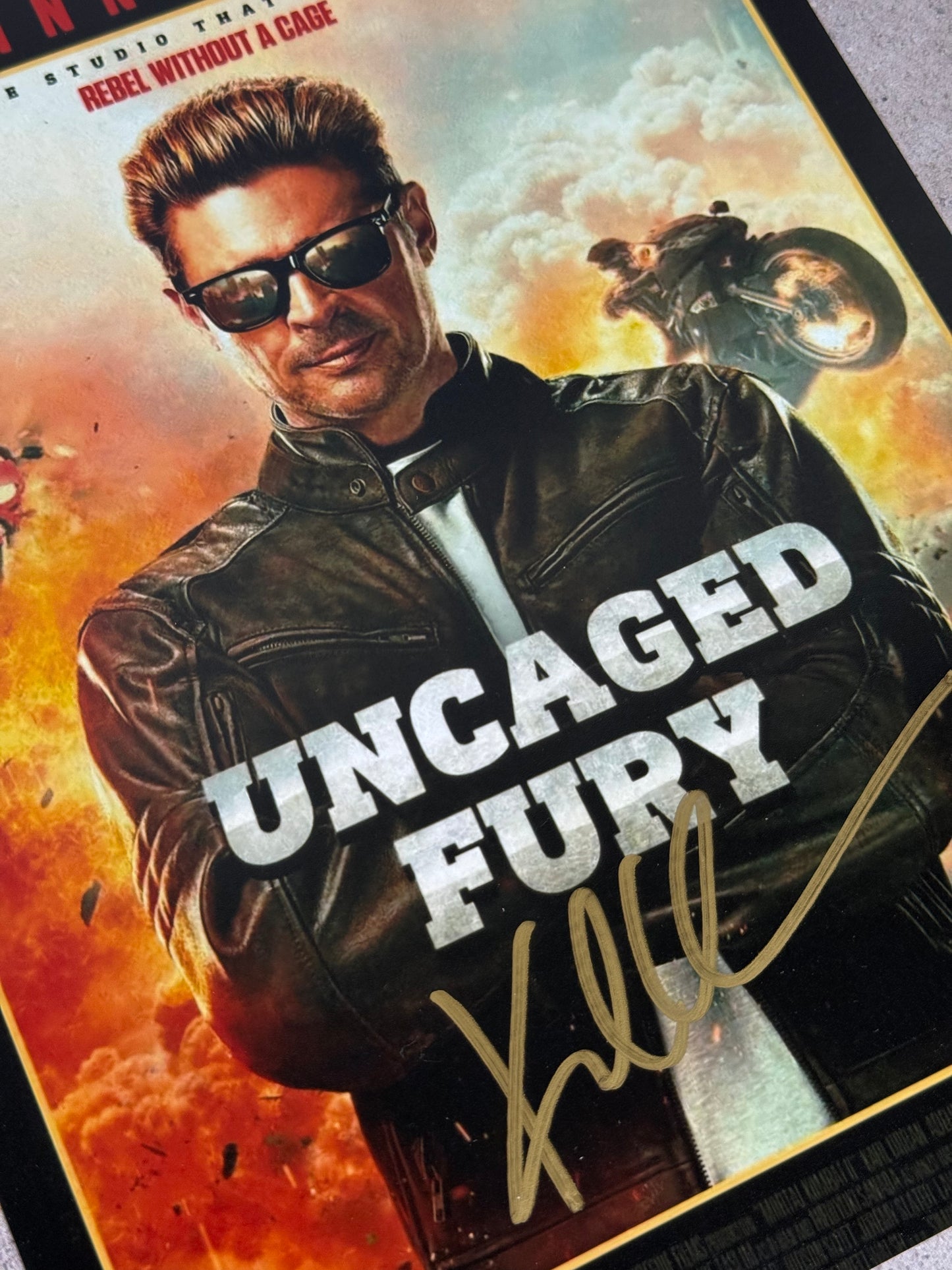 Foto Mortal Kombats / Jhonny Cage firmada por Karl Urban (JSA)